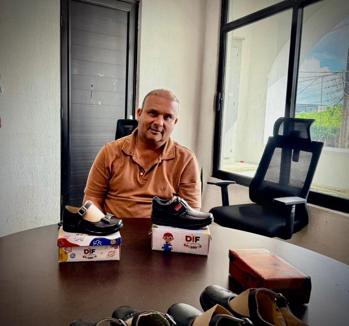 Chucho Uribe impulsa entrega de más de 10 mil pares de zapatos para niños vulnerables