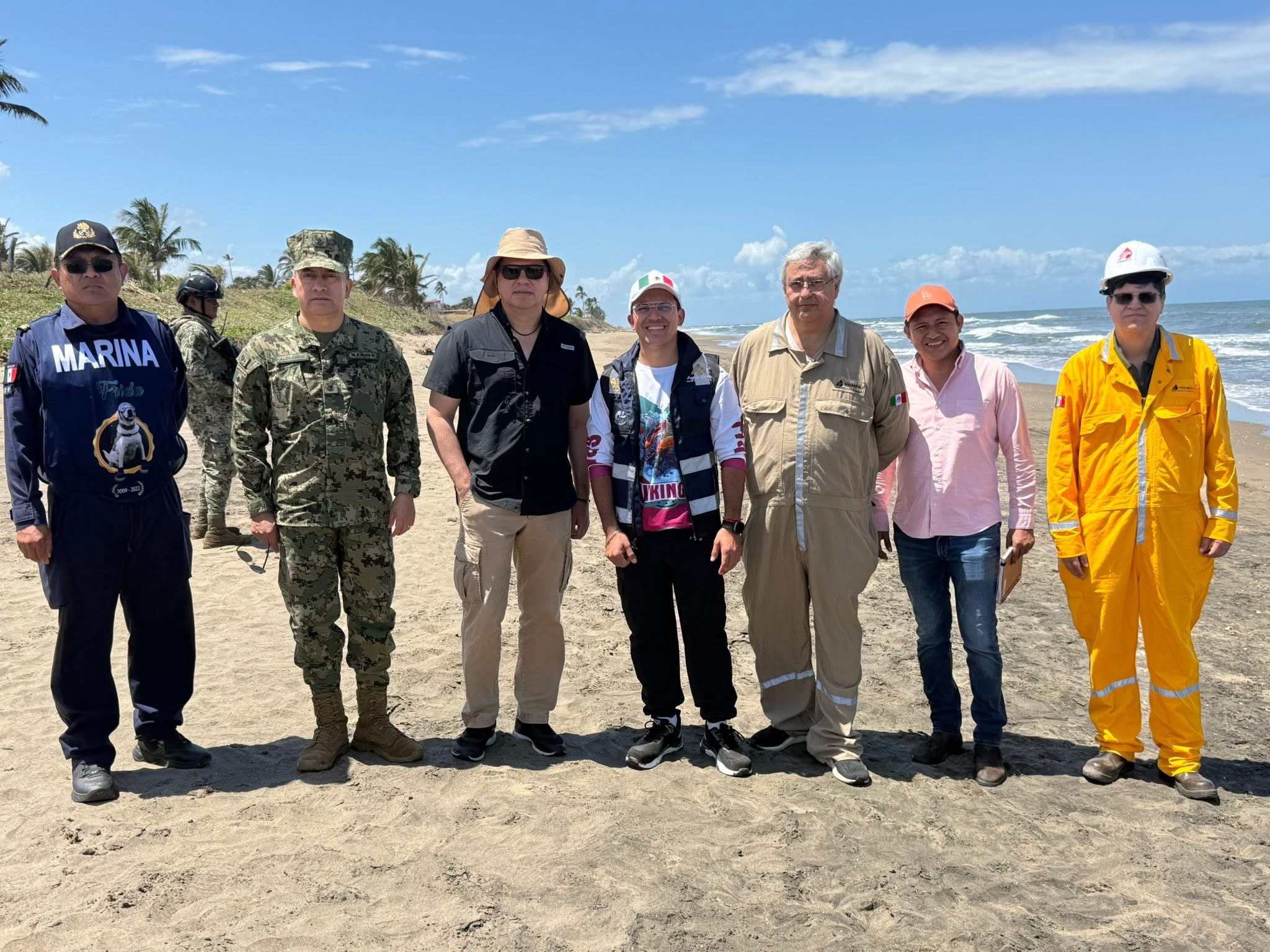 Inician trabajos de limpieza por presencia de chapopote en playas de Agua Dulce
