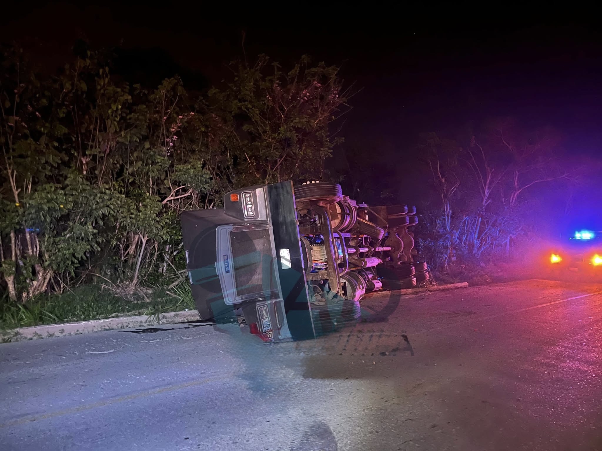 Tortón se vuelca en la carretera El Burro–Agua Dulce