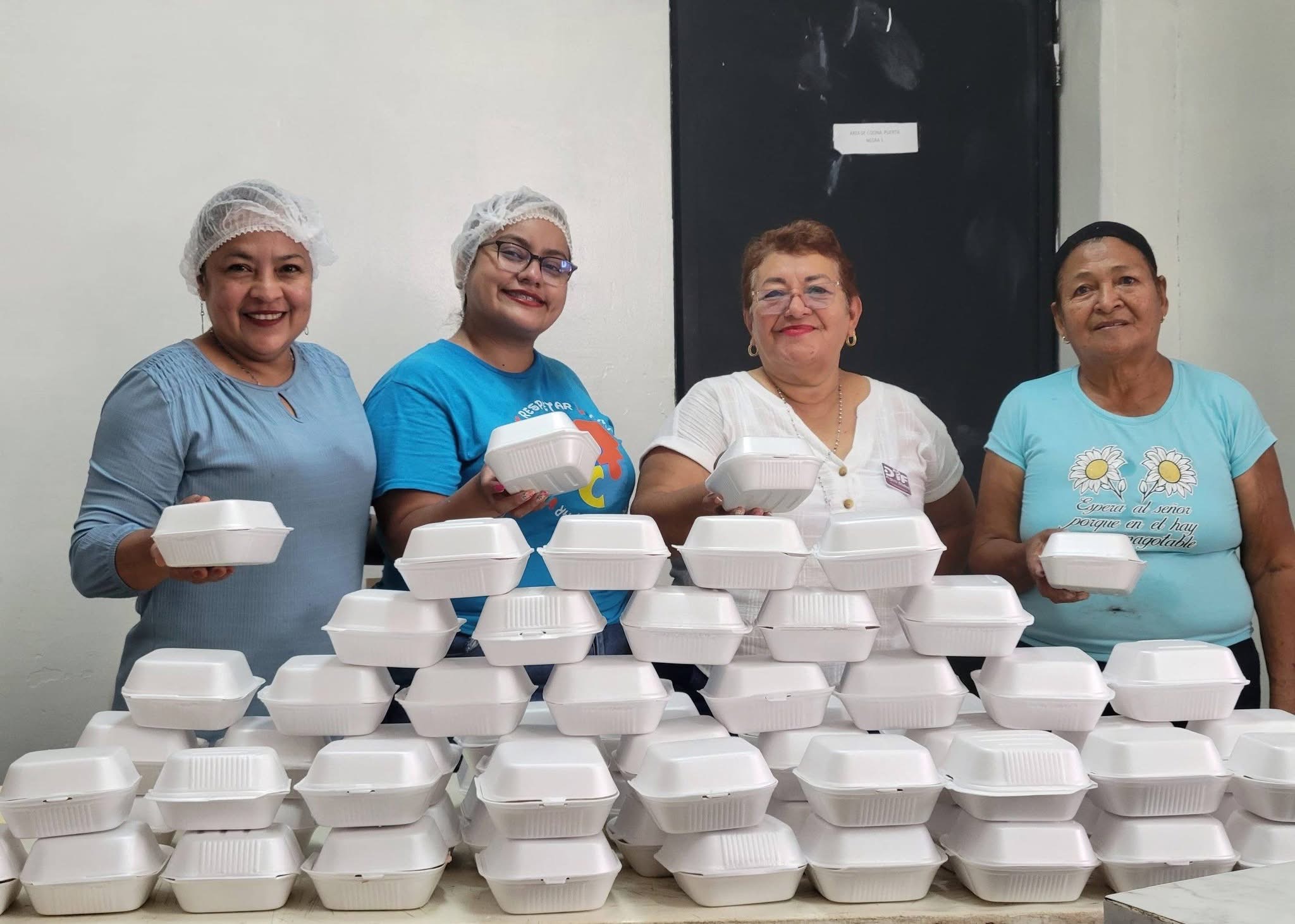 DIF de Agua Dulce refuerza atención en Semana Santa con preparación de alimentos