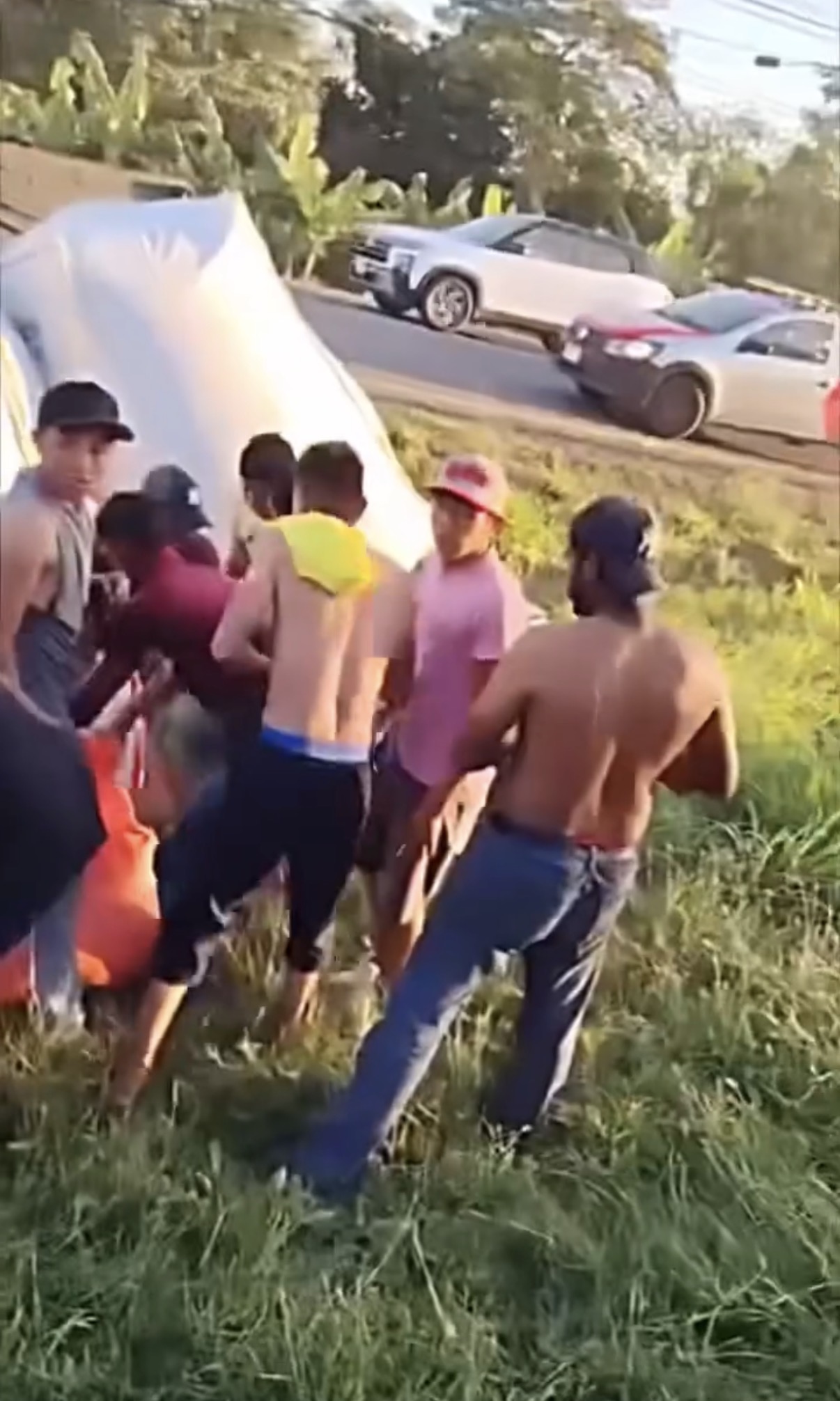 Saqueo tras volcadura en Tabasco: mujer encara a la autoridad y obliga a intervenir